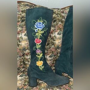 Selling these beautiful vintage green boots! Very rare